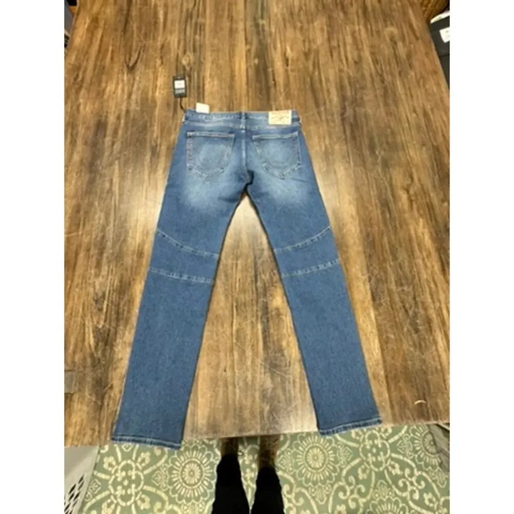 NWT!! True Religion Jeans, ROCCO Relaxed Skinny W32 x 32 Inseam‎
